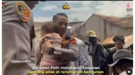 Dengar Suara Tangisan Di Balik Reruntuhan Polisi Selamatkan Nyawa