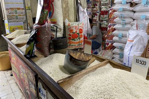 harga beras naik pedagang pasar terpaksa tambah modal