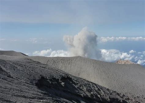 Gunung Semeru Di Jatim Keluarkan Awan Panas