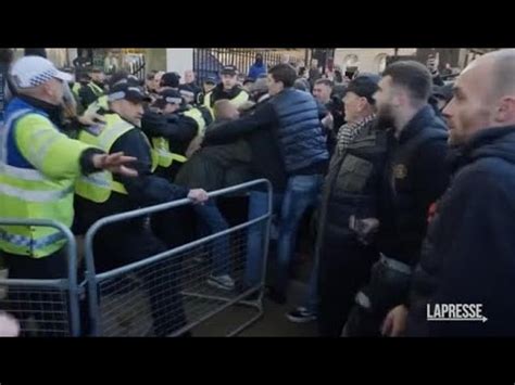 Tensione A Londra Scontri Tra La Polizia E I Manifestanti Di Destra