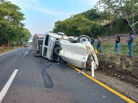 Vuelca tráiler al circular en la carretera Costera