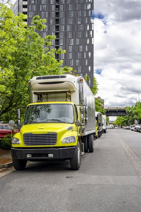 Yellow Day Cab Middle Duty Rig Semi Truck With Refrigerated Box Trailer