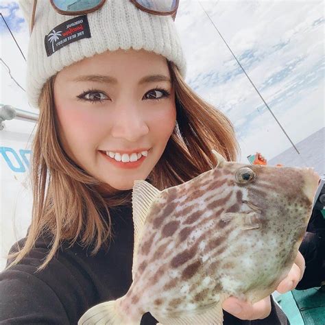 渕上万莉 さんのインスタグラム写真 渕上万莉 Instagram「今日のサンスポ📰は 和歌山県湯浅町の【かるも丸】さんでのカワハギ釣り