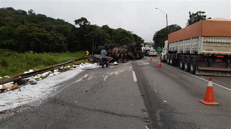 Carreta Tomba E Bloqueia Br Em Guaratuba Mobilidade Curitiba