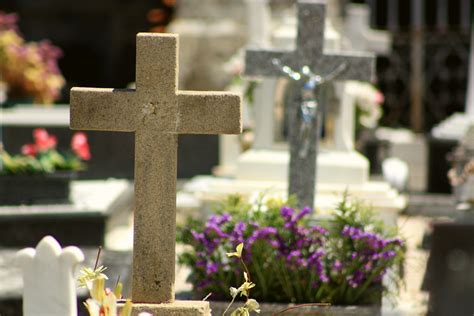 Могильные (похоронные) кресты: виды и особенности