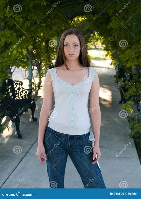 De Vrouwen Vormen Toevallige Jonge Brunette Stock Foto Image Of