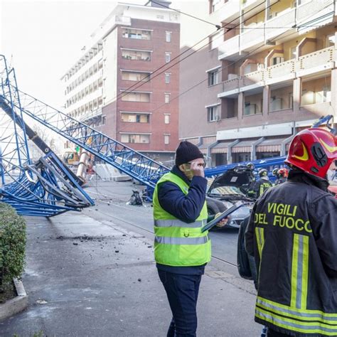 Torino Una Gru Di Un Cantiere Cade Su Un Palazzo E Poi In Strada Tre