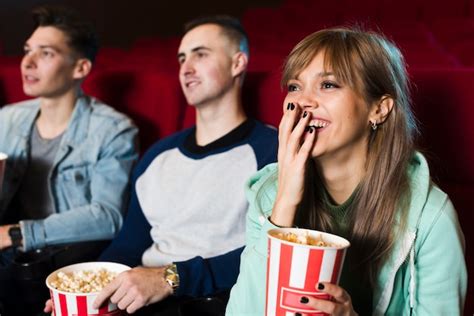 Grupo De Gente Joven En El Cine Foto Gratis