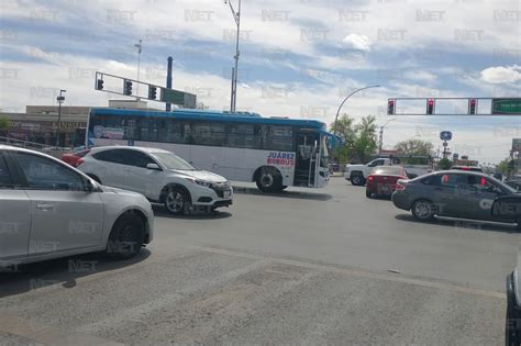 Video Chocan contra camión de JuárezBus y huyen