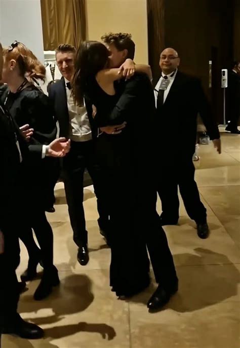 Golden Globes Kaia Gerber Plants A Huge Kiss On Austin Butler Austin