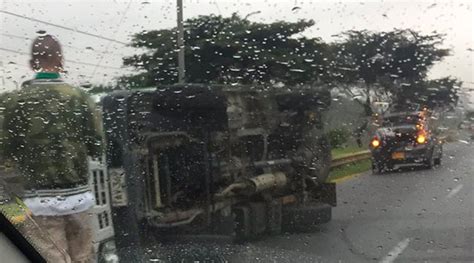 Una persona resultó herida tras volcamiento de camión en La Regional