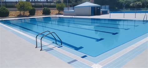 La temporada de baño en las piscinas del polideportivo municipal de