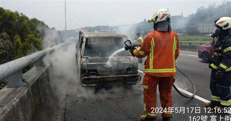 國1五楊高架驚見小貨車起火燒成火球 7旬老駕駛機智自救無人傷亡 社會 Ctwant