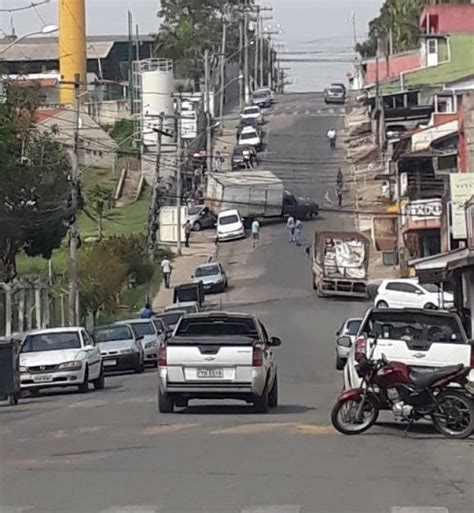 Caminh O Tenta Subir Rua Do Vilarejo Volta De R E Colide