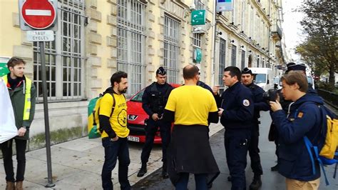 Bordeaux Le Collectif Des Faucheurs De Chaises La Banque Bnp