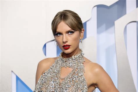 Taylor Swift Dazzles In Mini Dress Made Of Crystals At Mtv Vmas