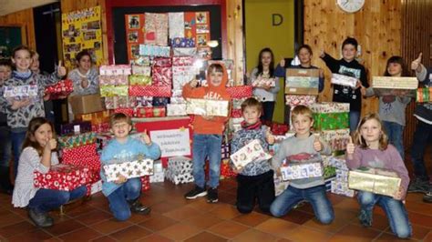 Kinder packen Pakete für Rumänien