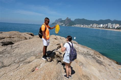 Voluntários promovem mutirão de limpeza no Arpoador Rio de Janeiro