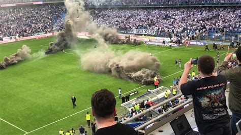 W Ciekli Kibice Lecha Wbiegaj Na Muraw Lech Pozna Legia Warszawa