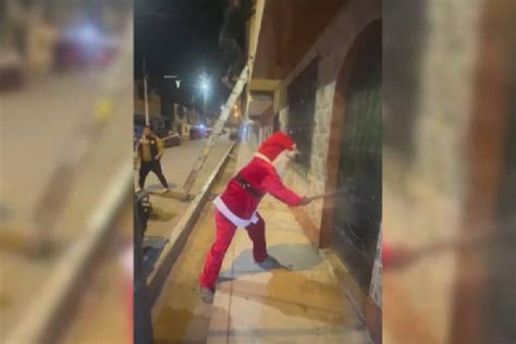 Policiais Vestidos De Papai Noel Prendem Renas Do Mal Em Opera O