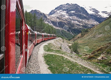 Bernina Express En Suiza Es Un Punto De Referencia De Los Alpes Suizos