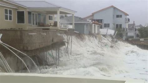 Watch Several Homes In Danger Of Collapsing Into Ocean Due To Beach