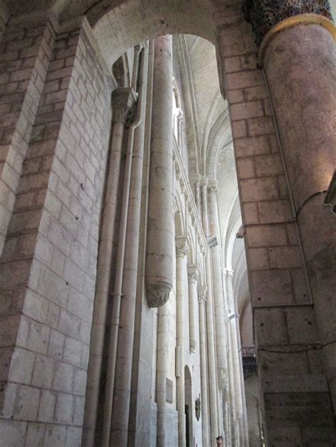 Eglise Sainte Radegonde à Poitiers Vue depuis le déambulatoire roman