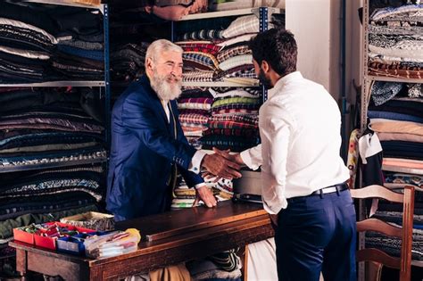 Retrato De Un Dise Ador De Moda Masculino Mayor Sonriente Que Sacude