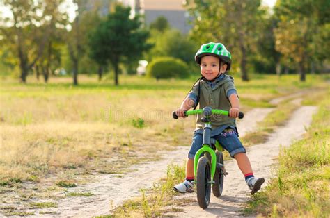 Crian A Que Joga A Bicicleta Imagem De Stock Imagem De Parque Teste