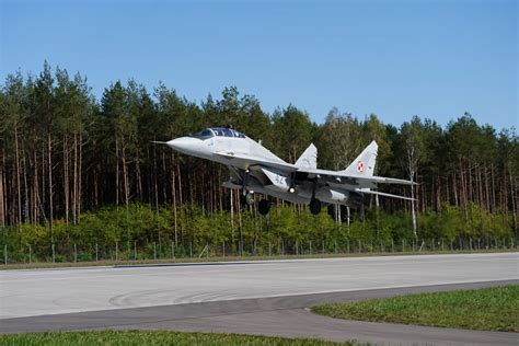 VÍDEOS Aeronaves da Força Aérea Polonesa praticam decolagens e pousos