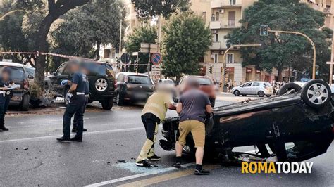 Incidente Viale Marconi Auto Ribaltata Dopo Carambola Con Vetture