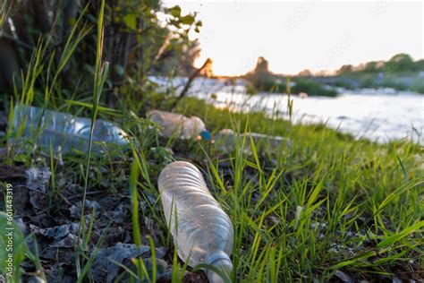 Foto De Plastic Bottles Garbage In The Polluted Green Grass On The