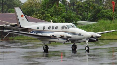 DESPEGUE CON LLUVIA TI AZI BEECHCRAFT KING AIR C90B YouTube