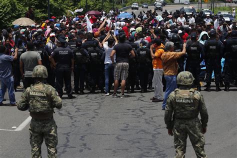 Mexico Officials Intercept About 1 000 Migrants On Highway The