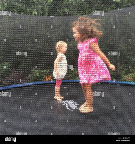 Enfants Sautant Sur Un Trampoline Banque De Photographies Et Dimages