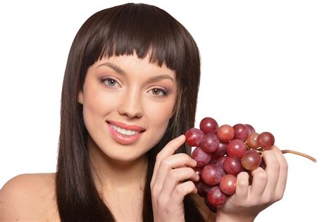 Mujer Joven Posar Con Uvas Aislado Blanco Plano De Fondo Foto