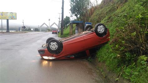 Óleo na pista leva veículo a capotar na entrada de Concórdia diz