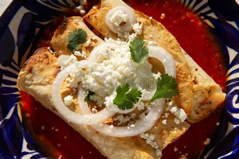 Tacos De Patata Frita Llamados Flautas Con Salsa Roja Y Queso Comida