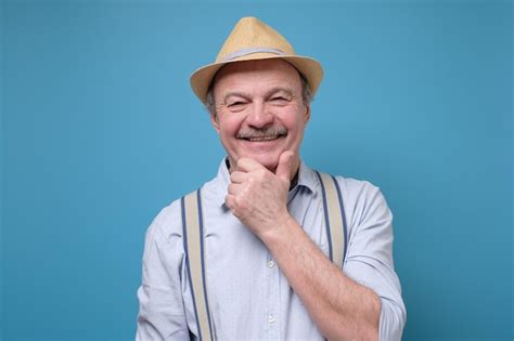 Retrato De Un Anciano Seguro De S Mismo Con Sombrero De Verano Foto