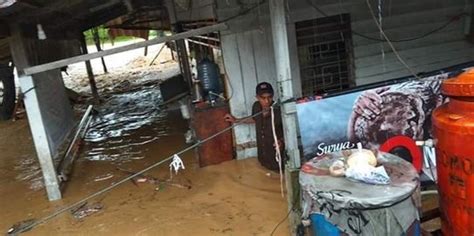 Banjir Di Padang Rumah Terendam Dan Jembatan Rusak Merdeka