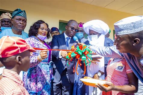 Senator Tokunbo Abiru Commissions 4 Blocks Of 24 Classrooms At Aga Pry