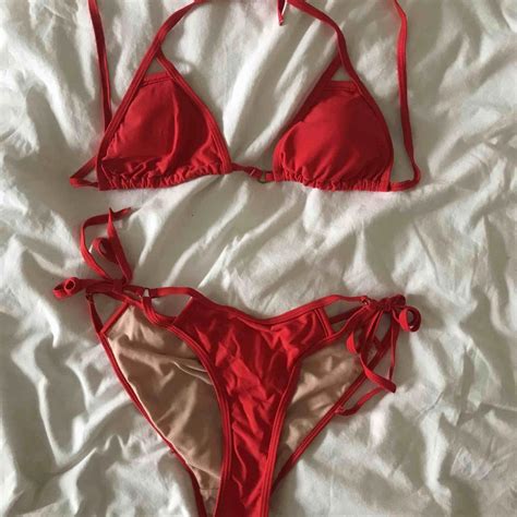 Oanvänd röd bikini säljs för att Plick Second Hand