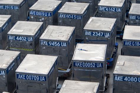 Video: How Cargo Is Loaded Into A Boeing 737