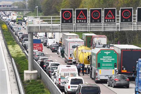 Kilometer Stau Nach Serienunfall Auf Der A