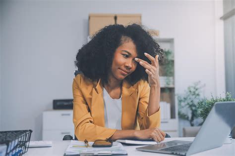 O Neg Cio Mulheres Est O Estressado Enquanto Trabalhando Em Computador