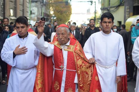 Arias participa de la procesión del Santo Sepulcro y destaca masiva