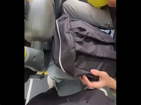 Fiquei de pau duro cara no busão ficou louco querendo pegar XVIDEOS
