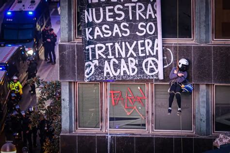 Foto Los Mossos Comienzan El Desalojo De Los Edificios Ocupados En