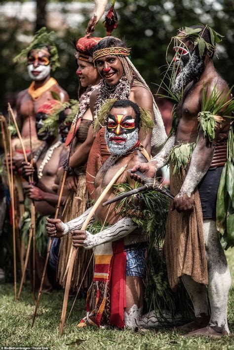 Papua New Guinea tribesmen cover their faces in colourful dye | Daily Mail Online