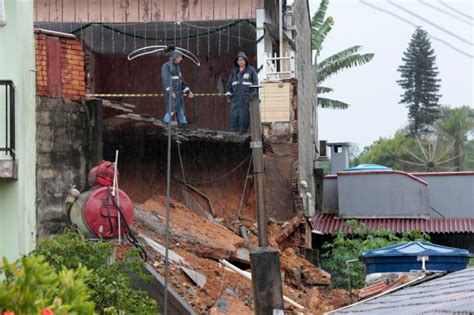 Chuva Intensa Causa Deslizamentos Quedas De Muro E Abre Cratera Em Rua